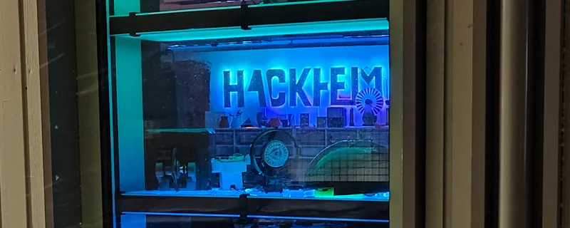 Hackheim workshop med medlemmer som jobber med prosjekter